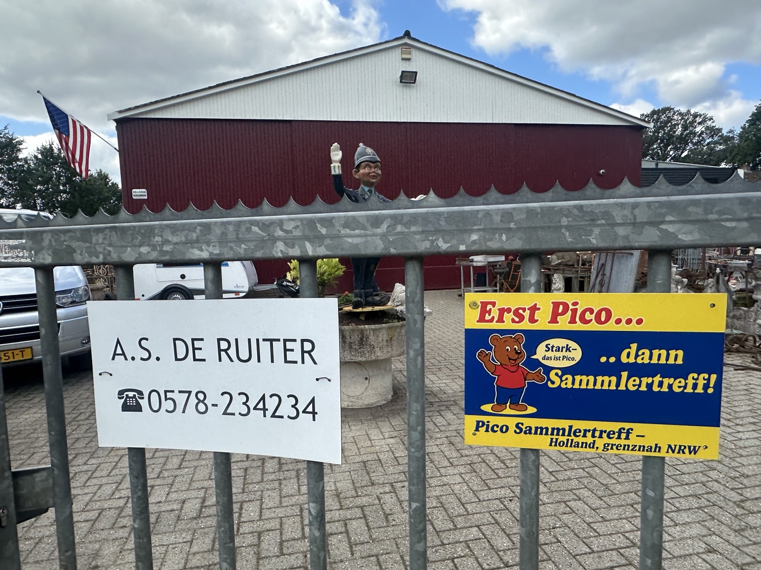 Het ingangshek met de borden van A.S. de Ruiter en Pico Sammlertreff, met de rode zaak erachter