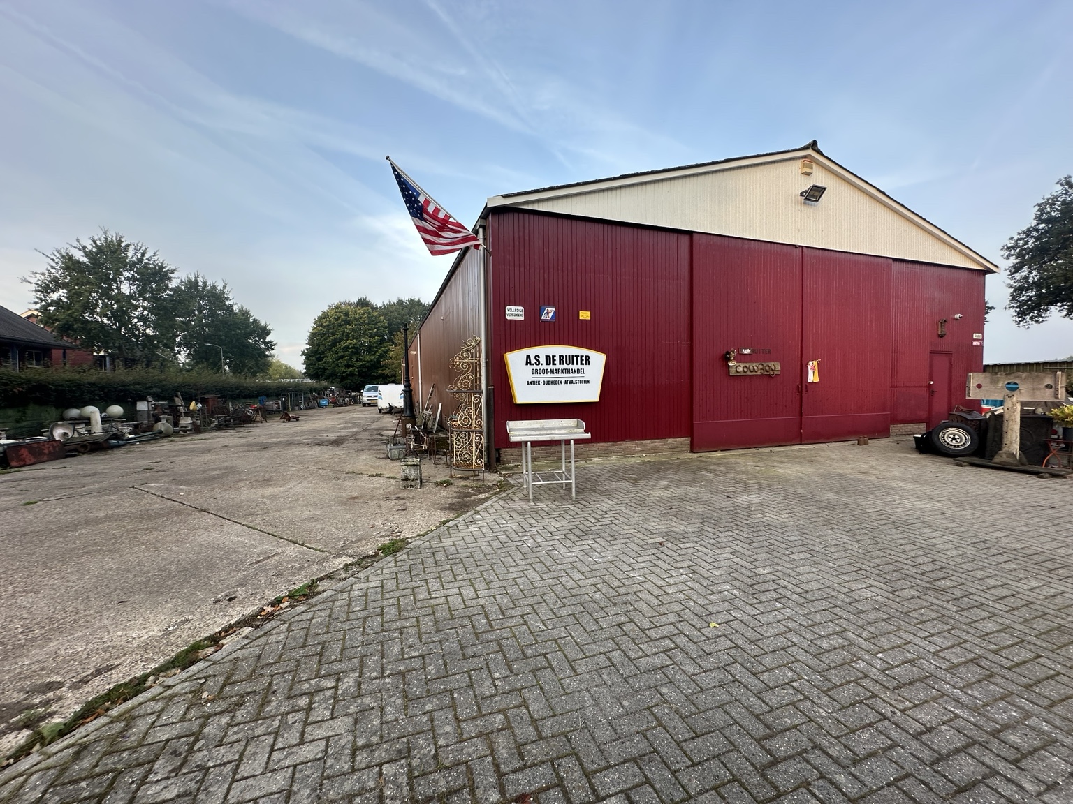 Overzicht van de rode zaak van A.S. de Ruiter en het terrein aan de Pastoorsweg in Vaassen